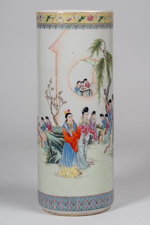 Vaso in porcellana decorata in policromia a figure in paesaggio. Cina, secolo XX