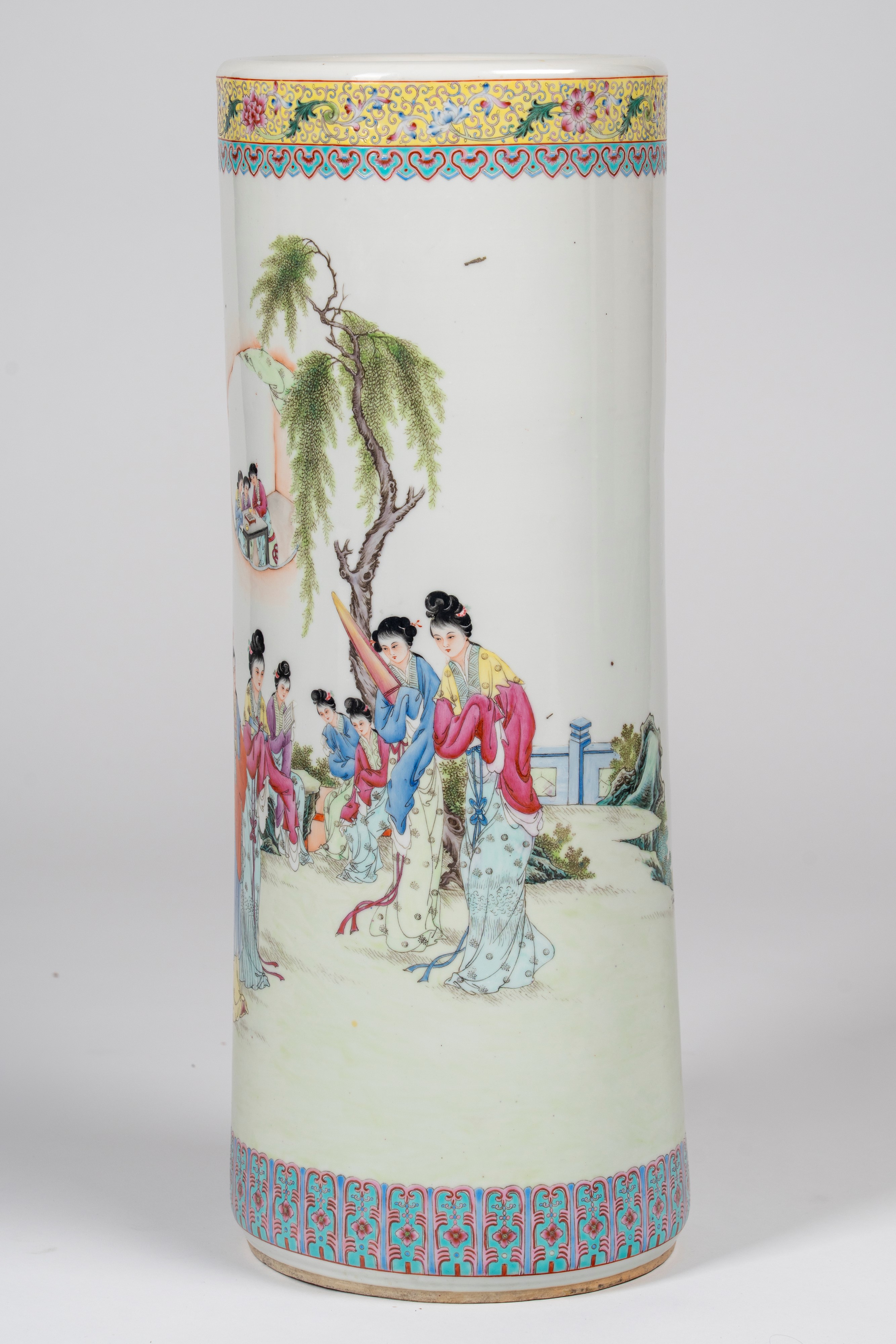 Vaso in Porcellana Decorata in Policromia a Figure in Paesaggio. Cina, Secolo XX