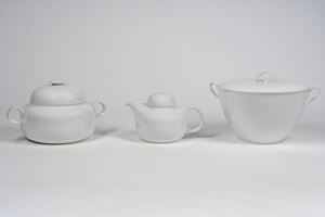 Teiera e due zuppiere biansata con coperchio in ceramica bianca, fine secolo XX - inizio XXI