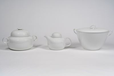 Teiera e Due Zuppiere Biansata con Coperchio in Ceramica Bianca, Fine Secolo XX - Inizio XXI