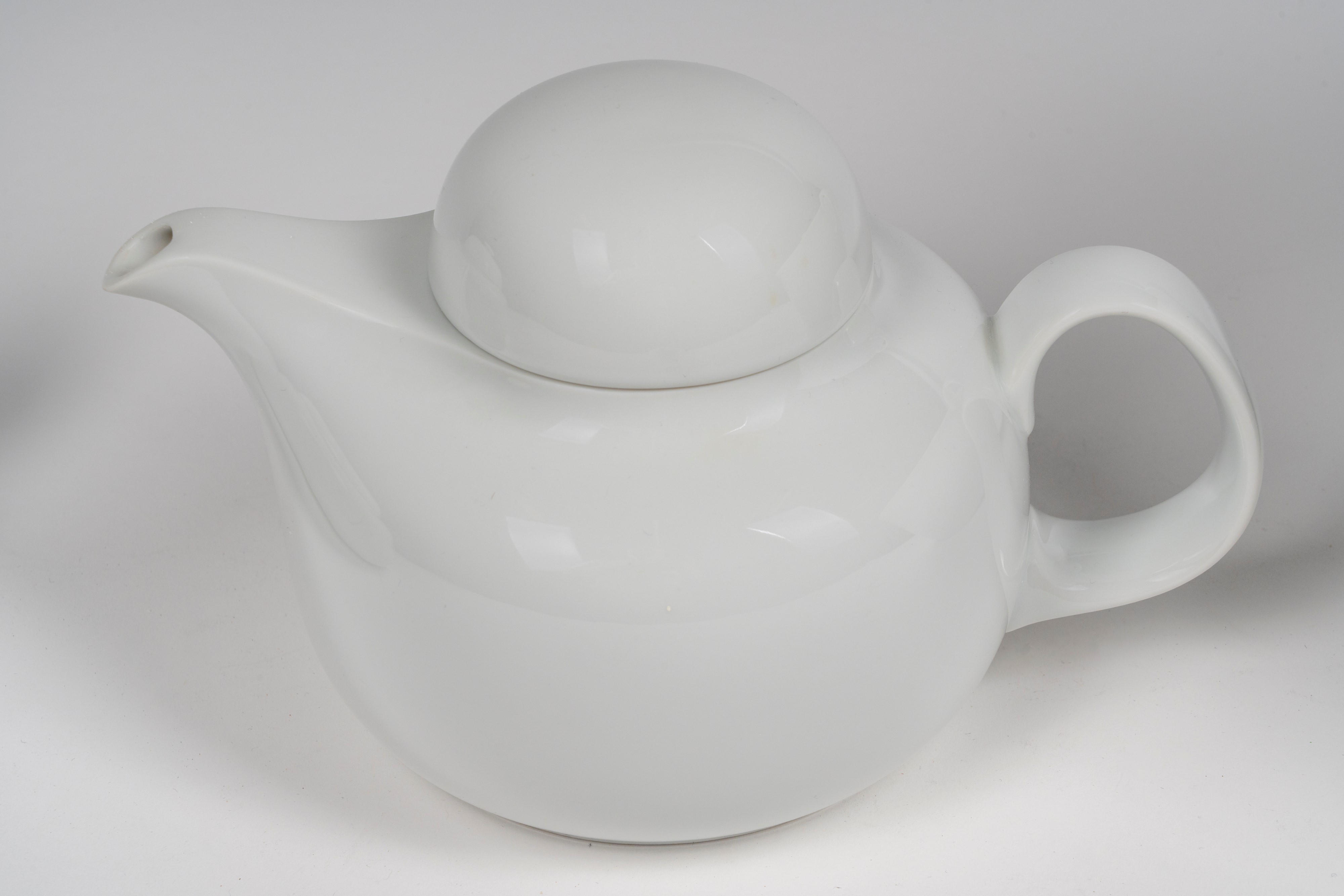 Teiera e Due Zuppiere Biansata con Coperchio in Ceramica Bianca, Fine Secolo XX - Inizio XXI