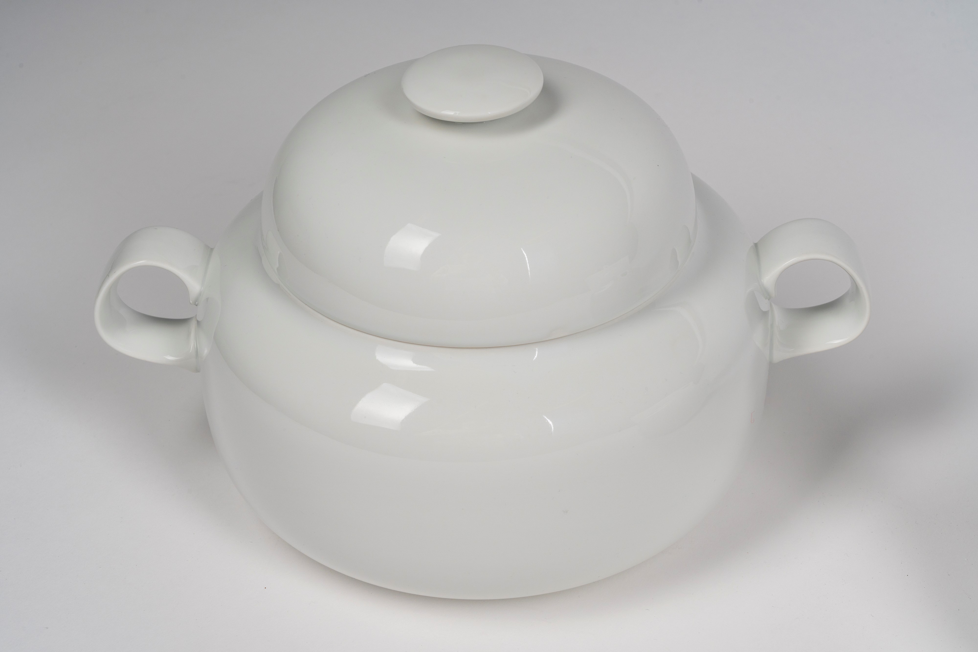 Teiera e Due Zuppiere Biansata con Coperchio in Ceramica Bianca, Fine Secolo XX - Inizio XXI