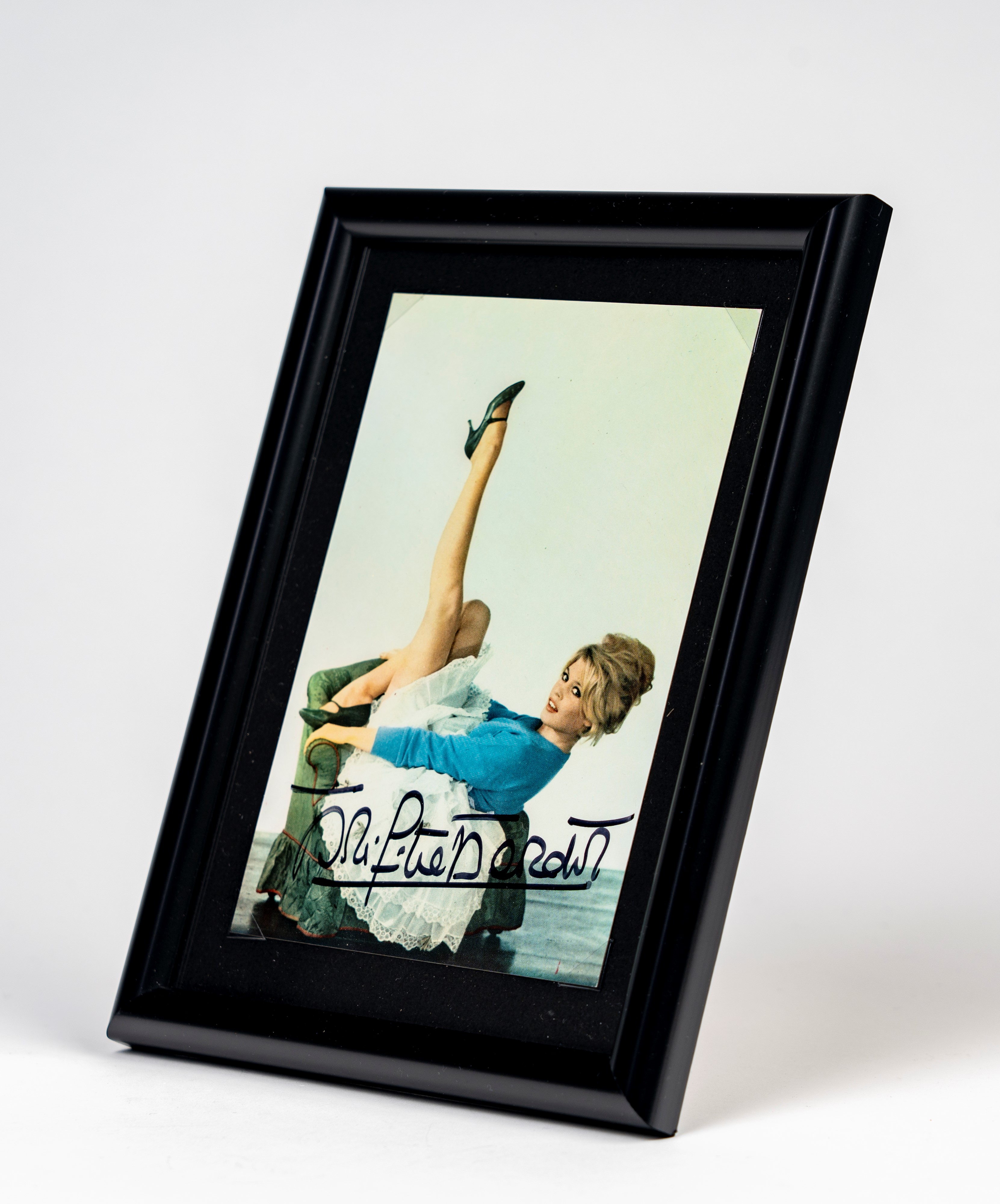 Brigitte Bardot - Cartolina autografata - 19x14 cm - In cornice