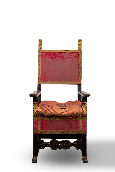 Grande seggiolone in stile neorinascimentale, secolo XIX, tessuto damascato rosso e oro