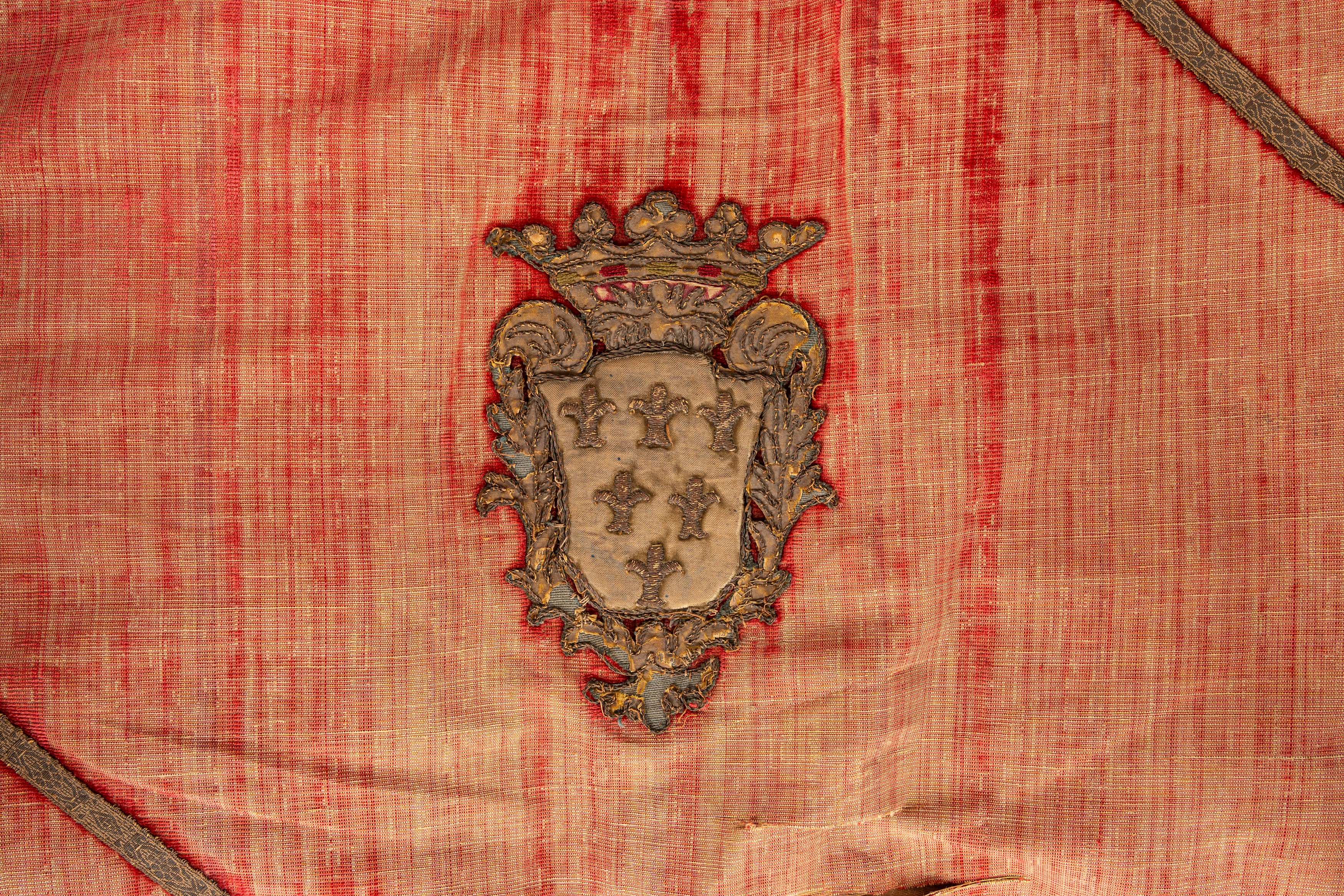Grande seggiolone in stile neorinascimentale, secolo XIX, tessuto damascato rosso e oro