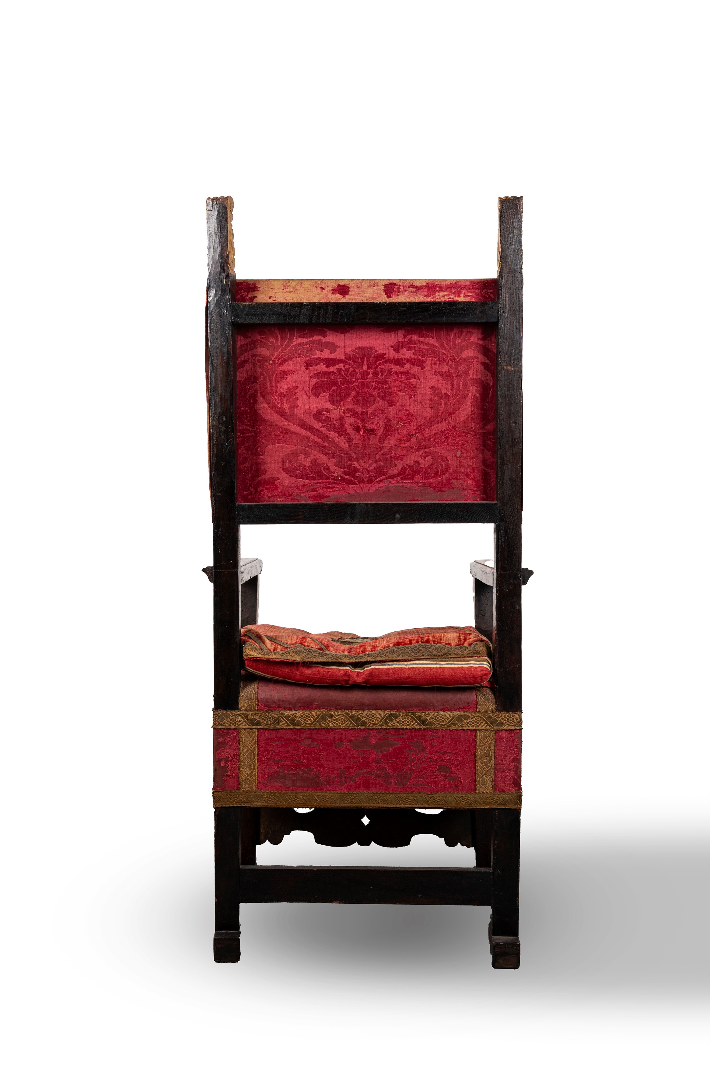 Grande seggiolone in stile neorinascimentale, secolo XIX, tessuto damascato rosso e oro