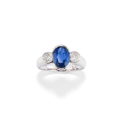 Anello con zaffiro ovale e diamanti, in oro bianco 18k