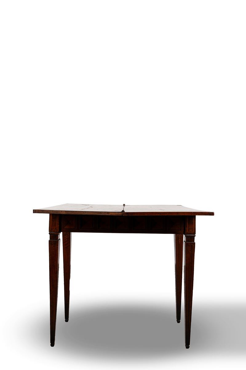 Tavolino da gioco in legno intarsiato Luigi XVI, secolo XVIII