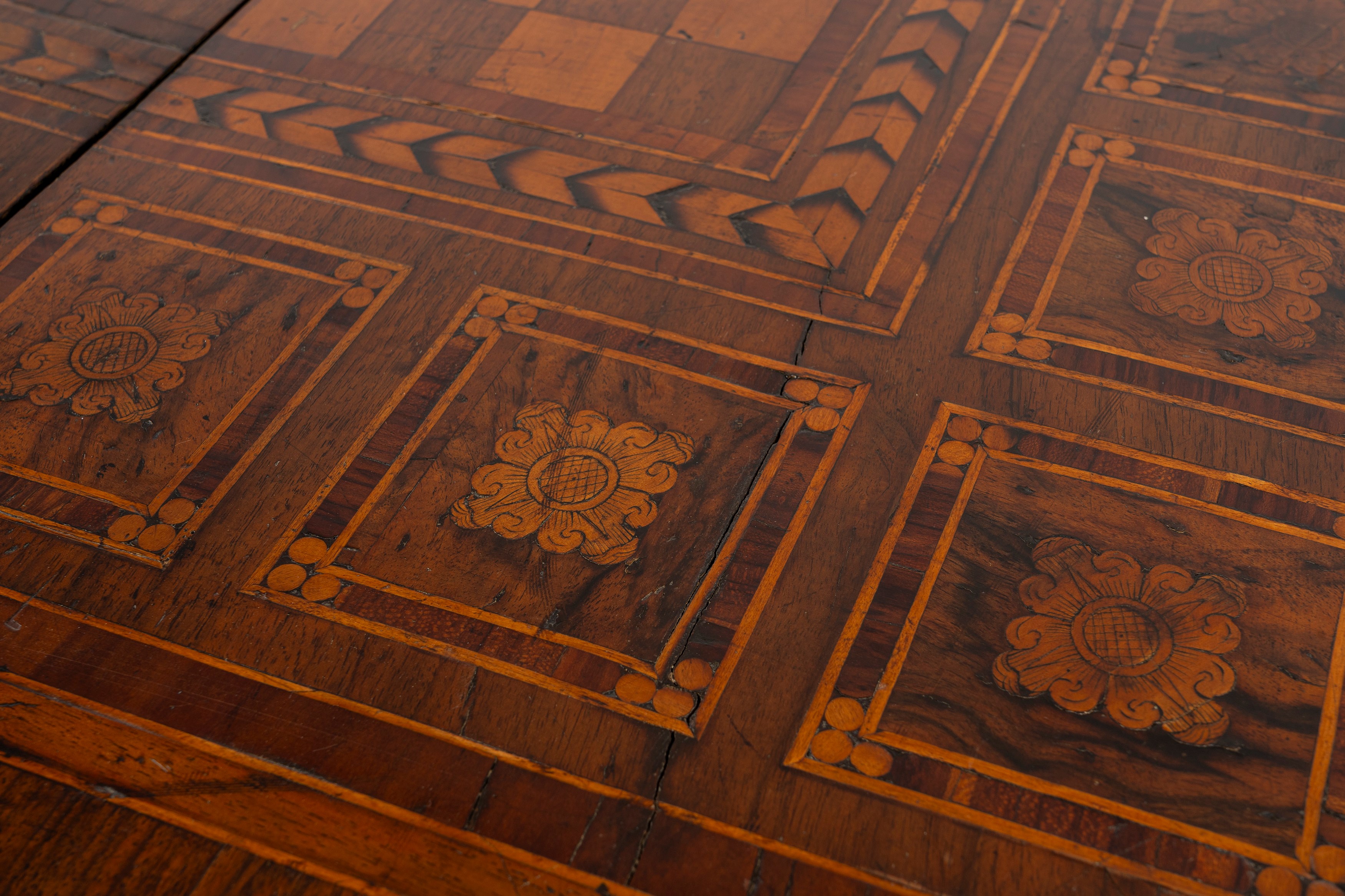 Tavolino da gioco in legno intarsiato Luigi XVI, secolo XVIII