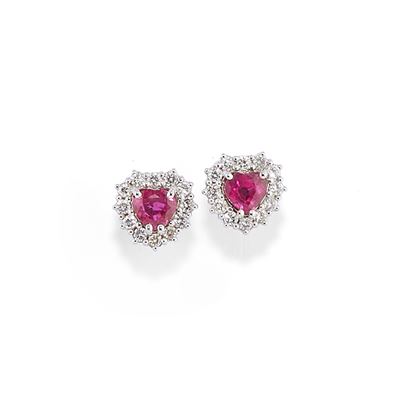 Orecchini, oro bianco 18k con rubini taglio cuore e diamanti taglio brillante