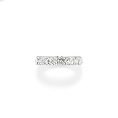 Anello eternity, in oro bianco 18k con diamanti taglio brillante