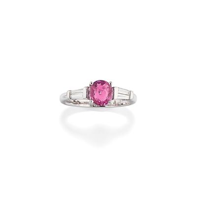 Anello in oro bianco 18k con zaffiro rosa ovale e diamanti baguette