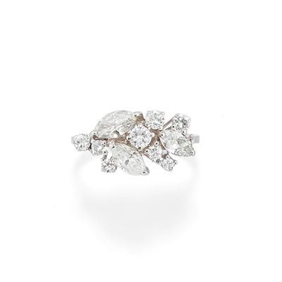 Anello in oro bianco 18k con diamanti taglio marquise e brillante