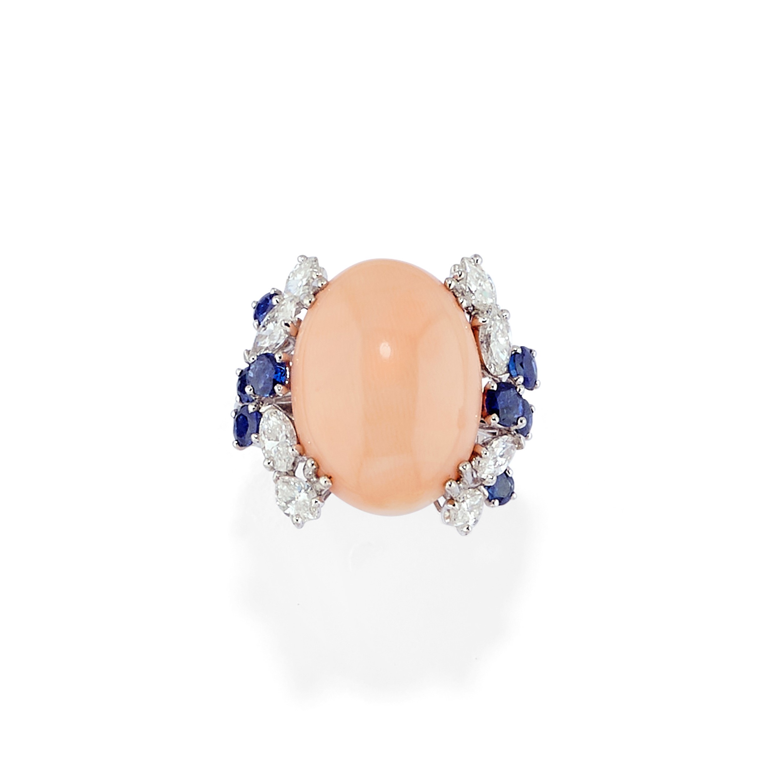 Demi parure in oro bianco 18k con corallo, diamanti e zaffiri (anello e orecchini)