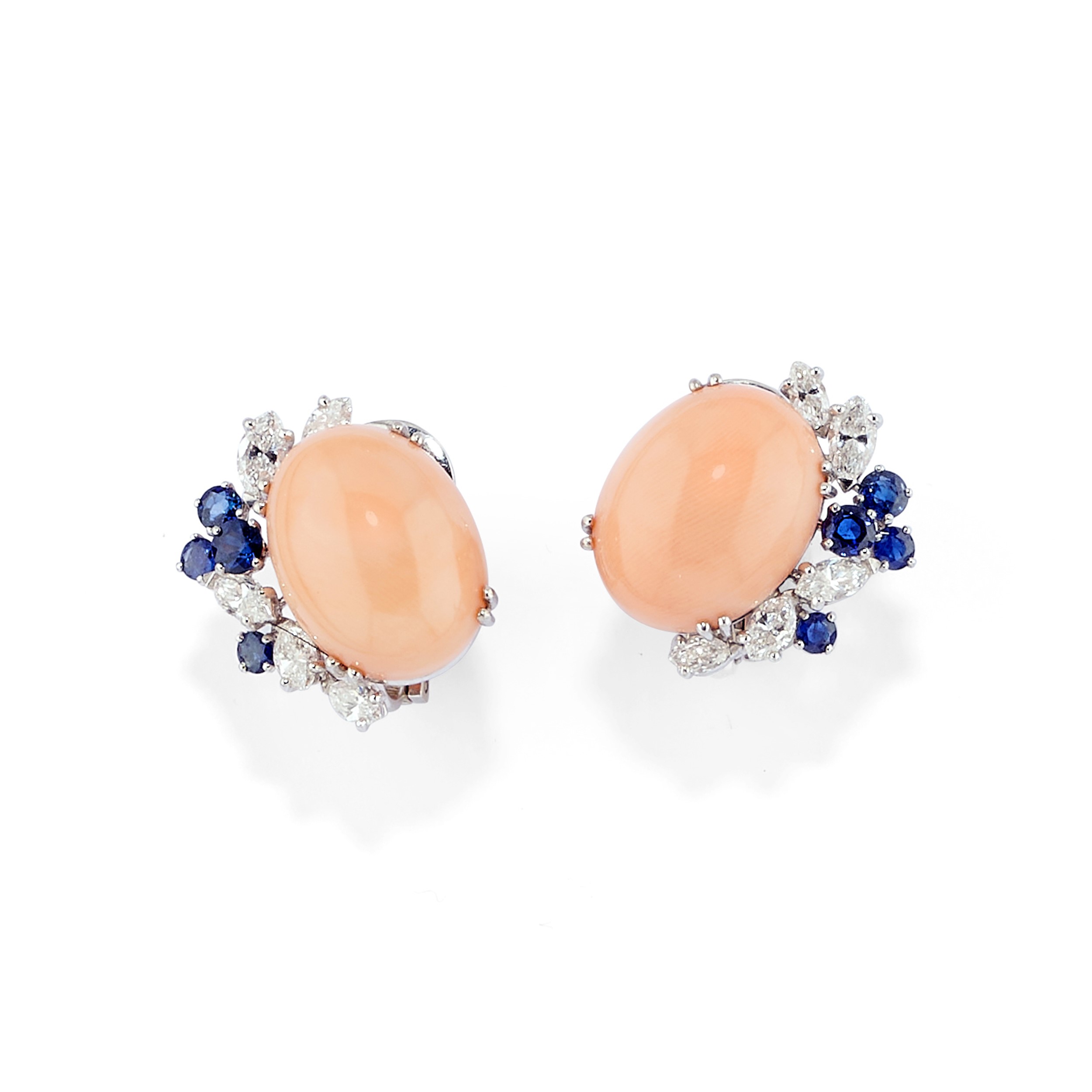 Demi parure in oro bianco 18k con corallo, diamanti e zaffiri (anello e orecchini)