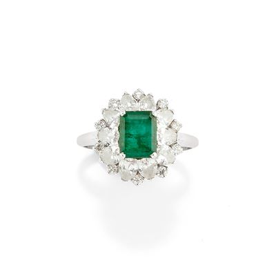 Anello in oro bianco 18k con smeraldo rettangolare e diamanti