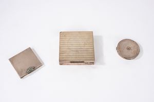 Lotto composto da due portacipria in argento 800 e una scatola portasigarette rivestita in lamina d'argento