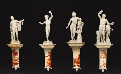 Sezzion del XIX secolo, Quattro sculture in maiolica bianca con basi dipinte
