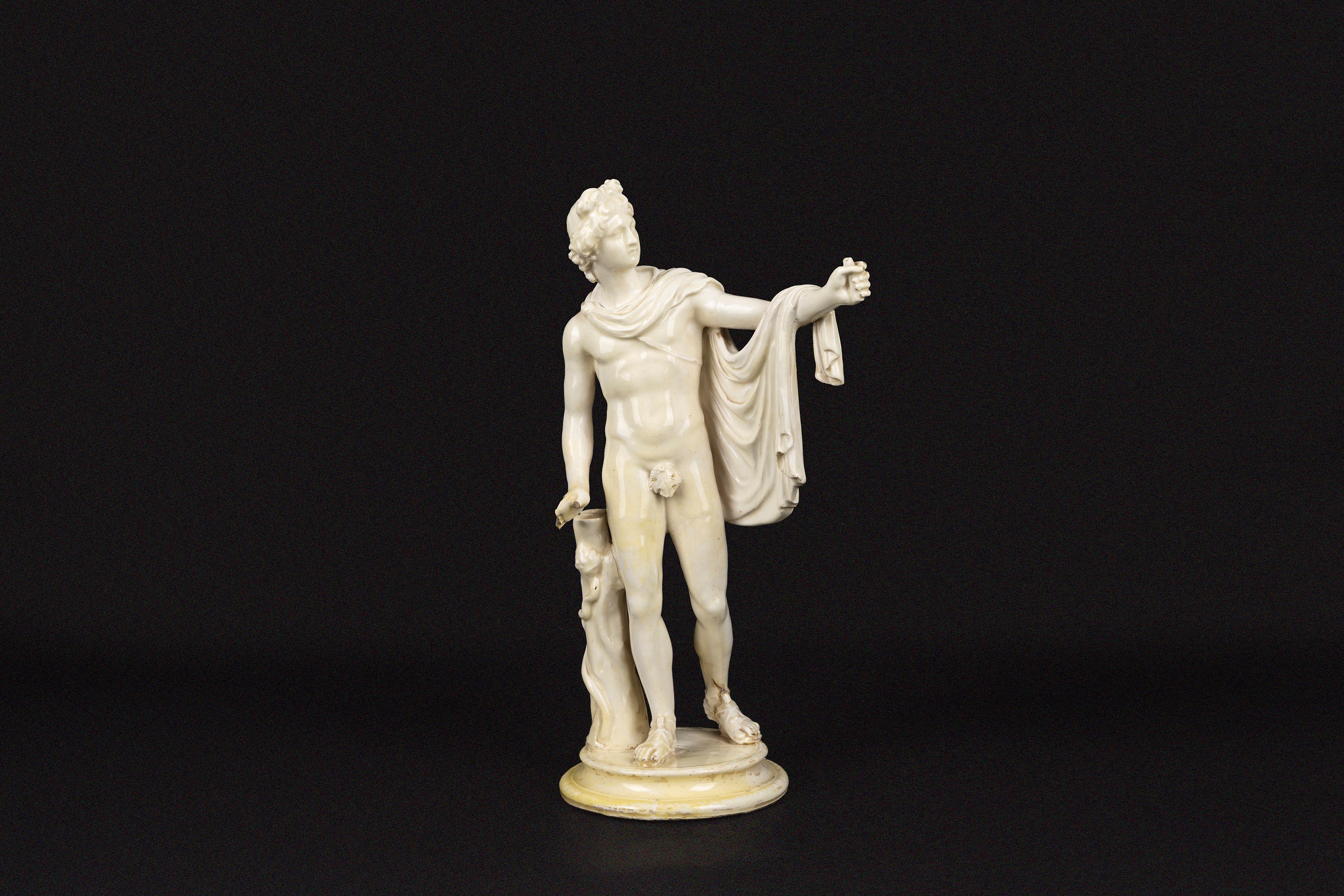 Sezzion del XIX secolo, Quattro sculture in maiolica bianca con basi dipinte