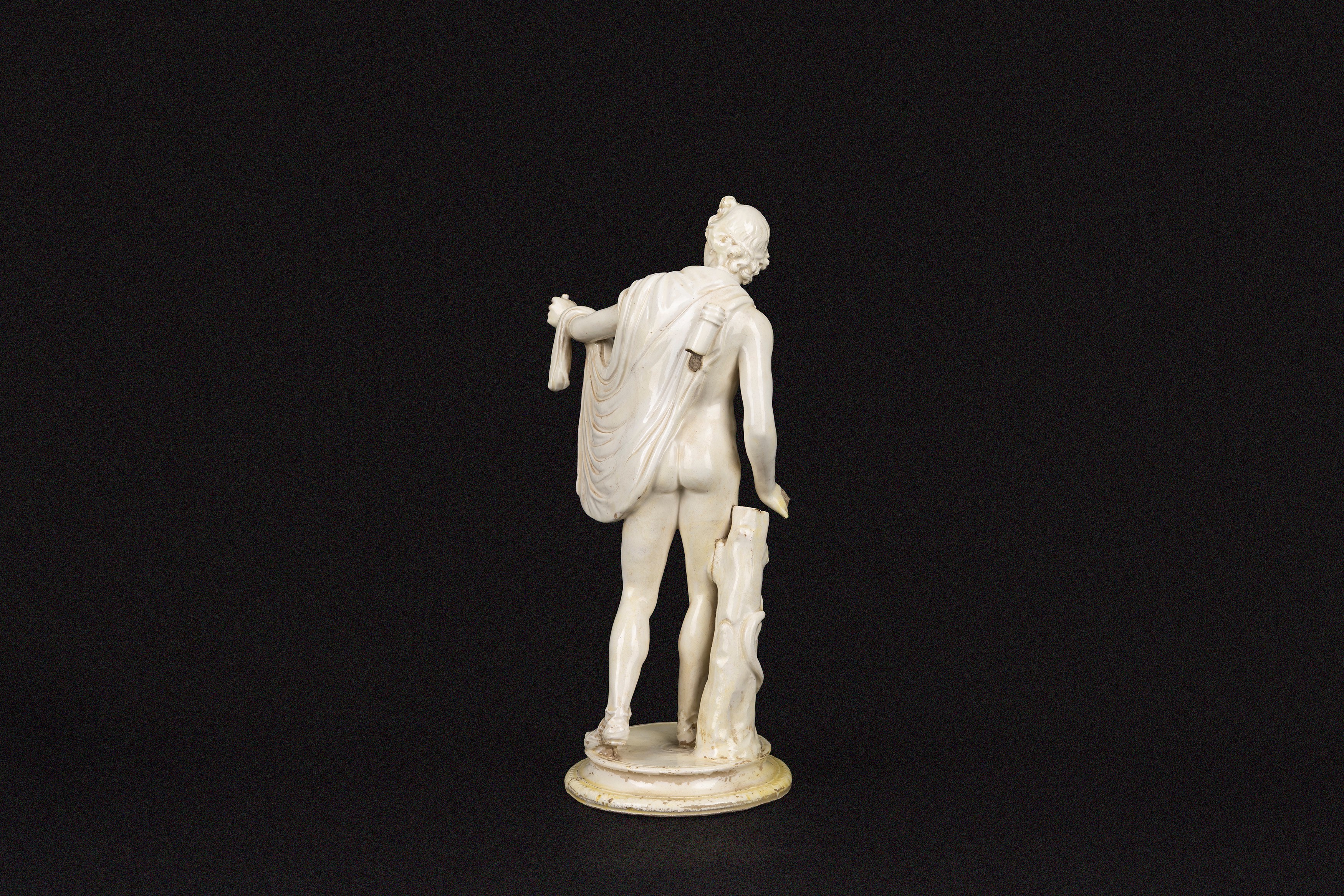 Sezzion del XIX secolo, Quattro sculture in maiolica bianca con basi dipinte