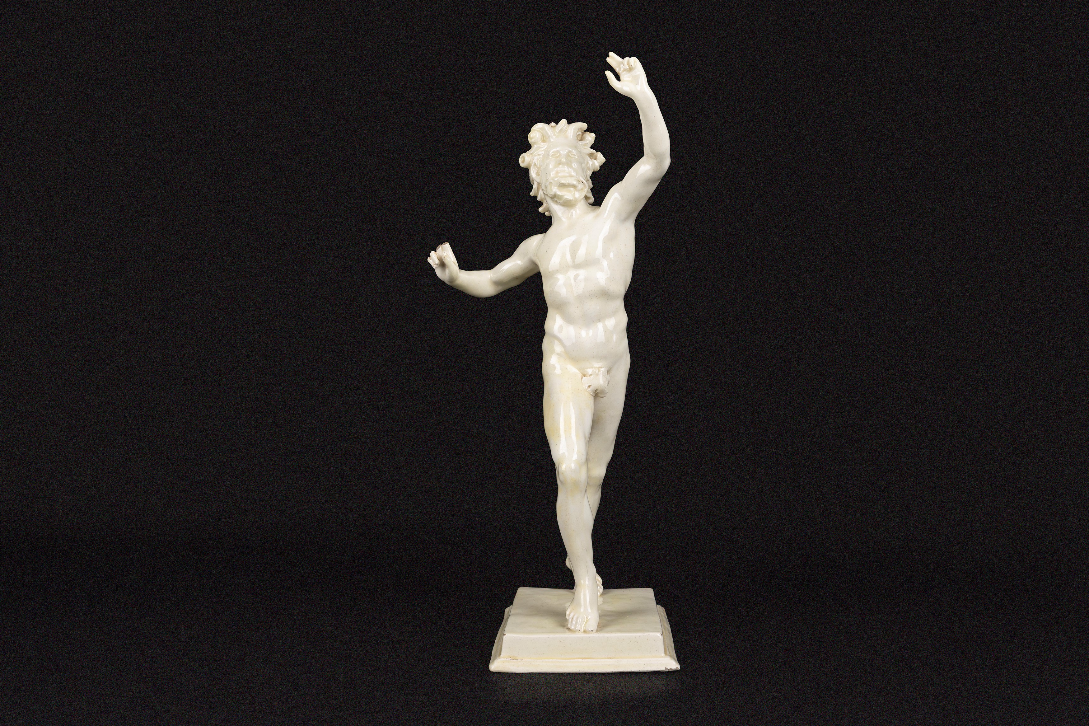 Sezzion del XIX secolo, Quattro sculture in maiolica bianca con basi dipinte