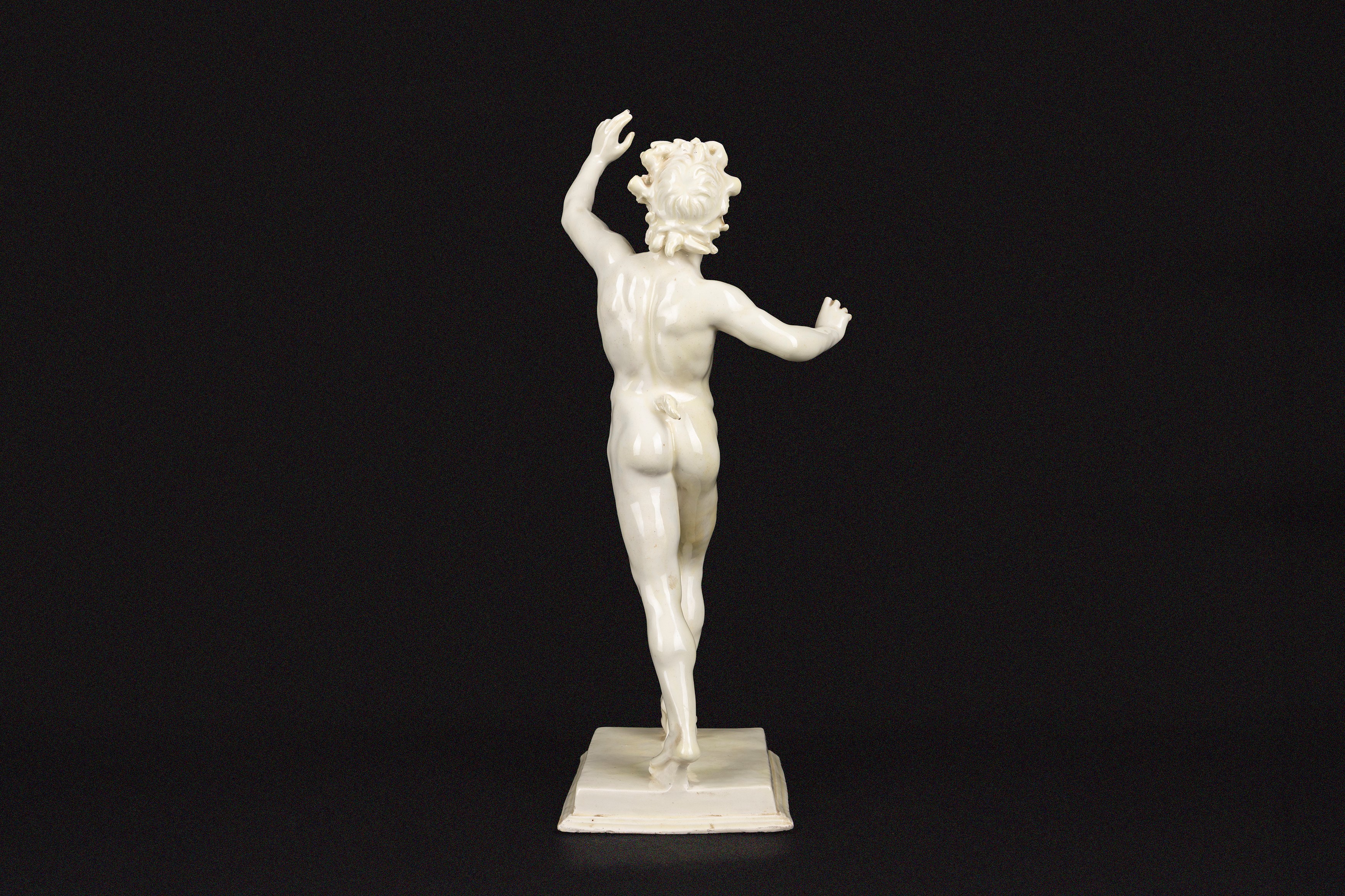 Sezzion del XIX secolo, Quattro sculture in maiolica bianca con basi dipinte