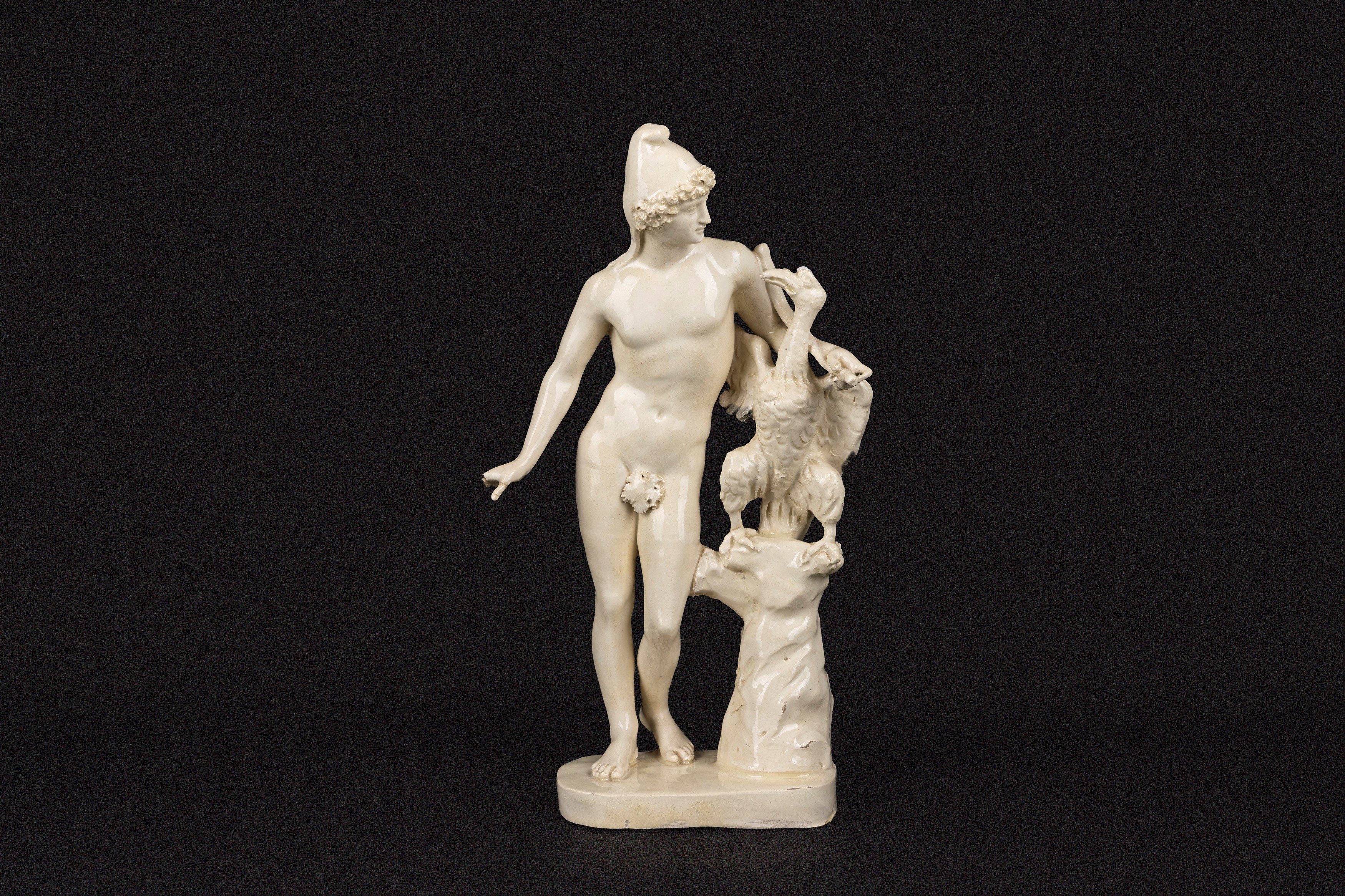 Sezzion del XIX secolo, Quattro sculture in maiolica bianca con basi dipinte
