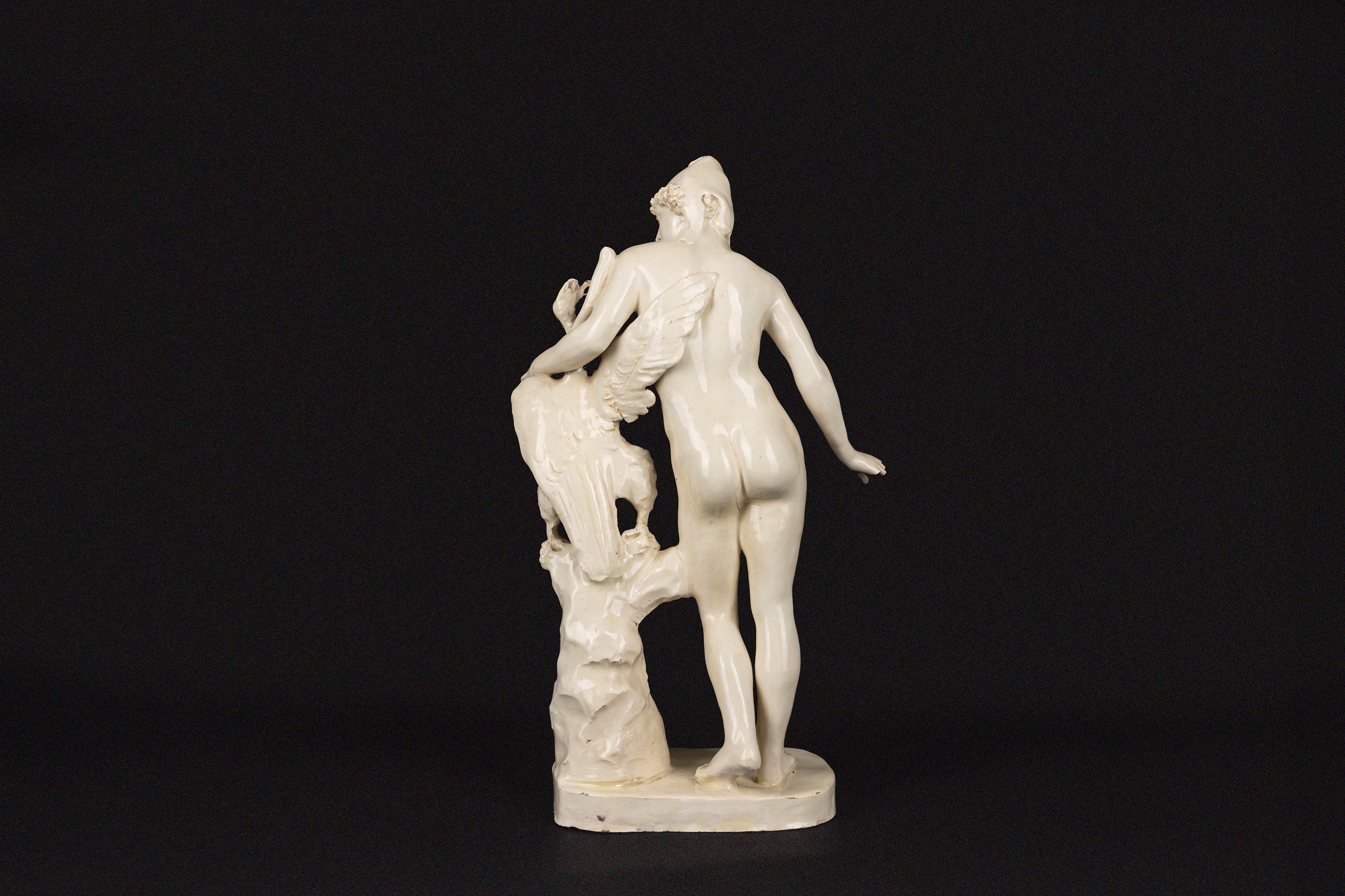 Sezzion del XIX secolo, Quattro sculture in maiolica bianca con basi dipinte
