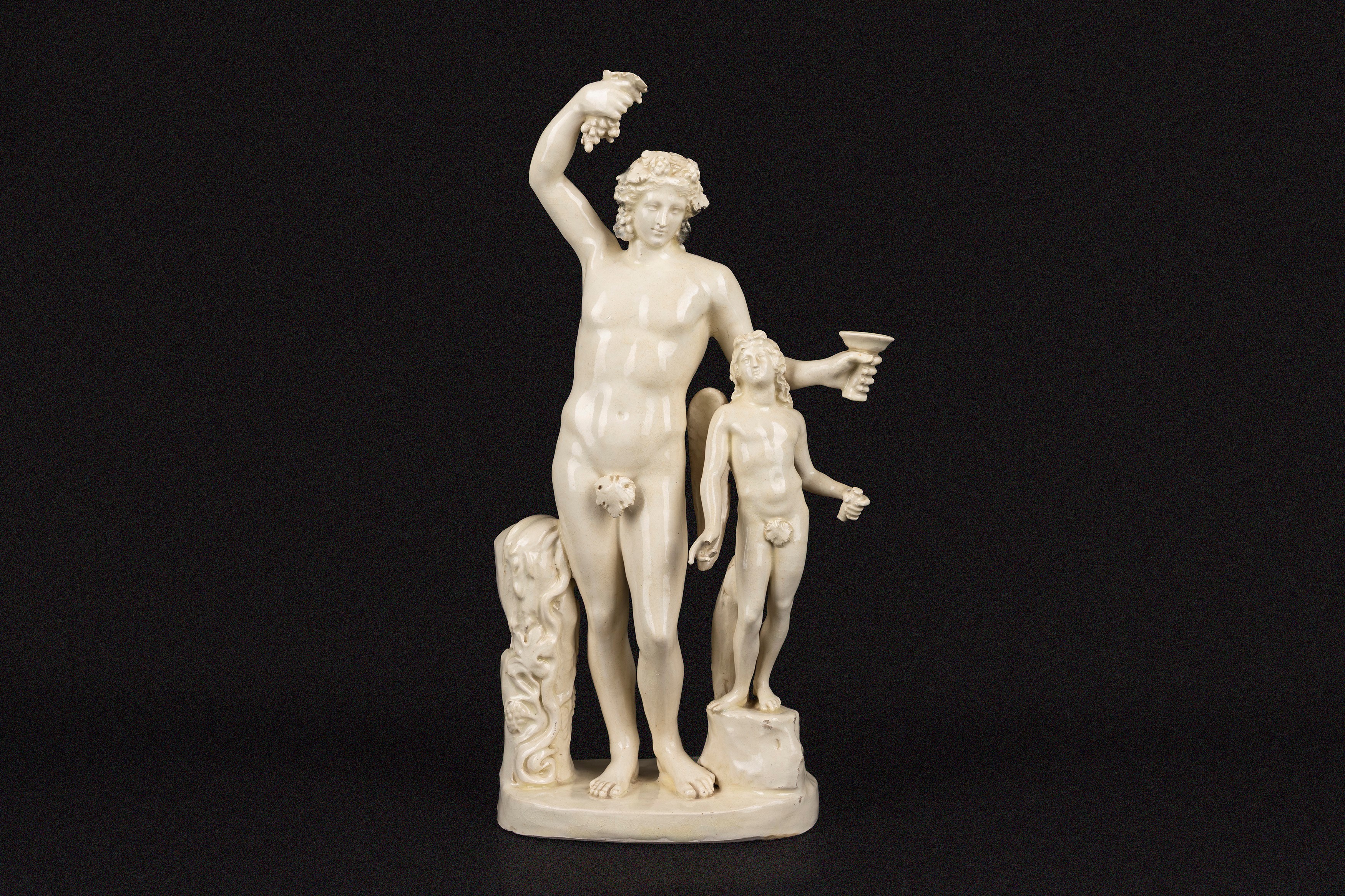Sezzion del XIX secolo, Quattro sculture in maiolica bianca con basi dipinte