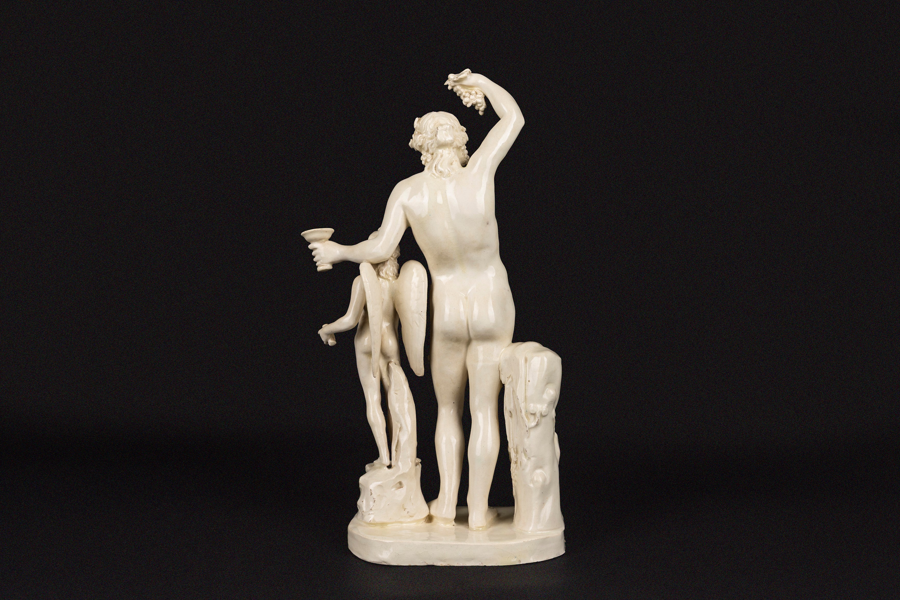 Sezzion del XIX secolo, Quattro sculture in maiolica bianca con basi dipinte