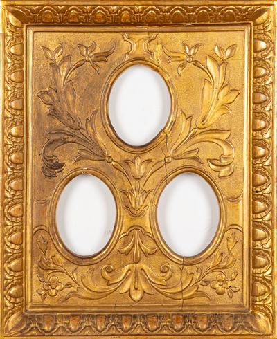 Cornice per tre miniature, in legno intagliato e dorato, secolo XIX