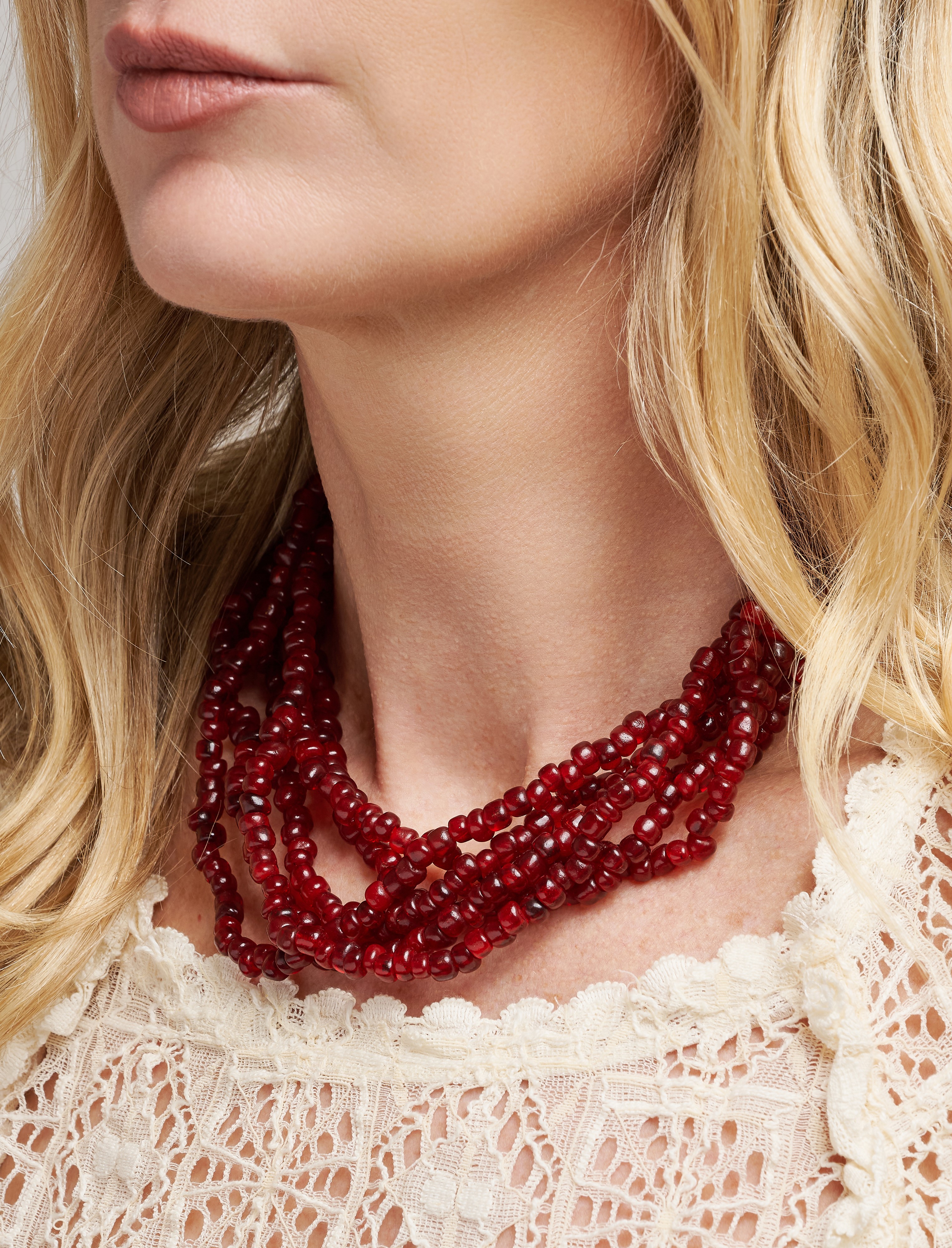 Collana in oro bianco con ambra rossa a sei fili