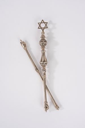 Lotto di due yad in metallo argentato