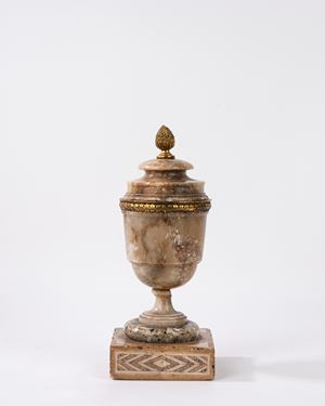 Vaso in alabastro con coperchio e finiture in bronzo dorato, inizi secolo XIX