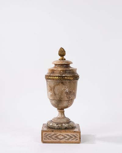 Vaso in alabastro con coperchio, finiture in bronzo dorato, inizi XIX secolo