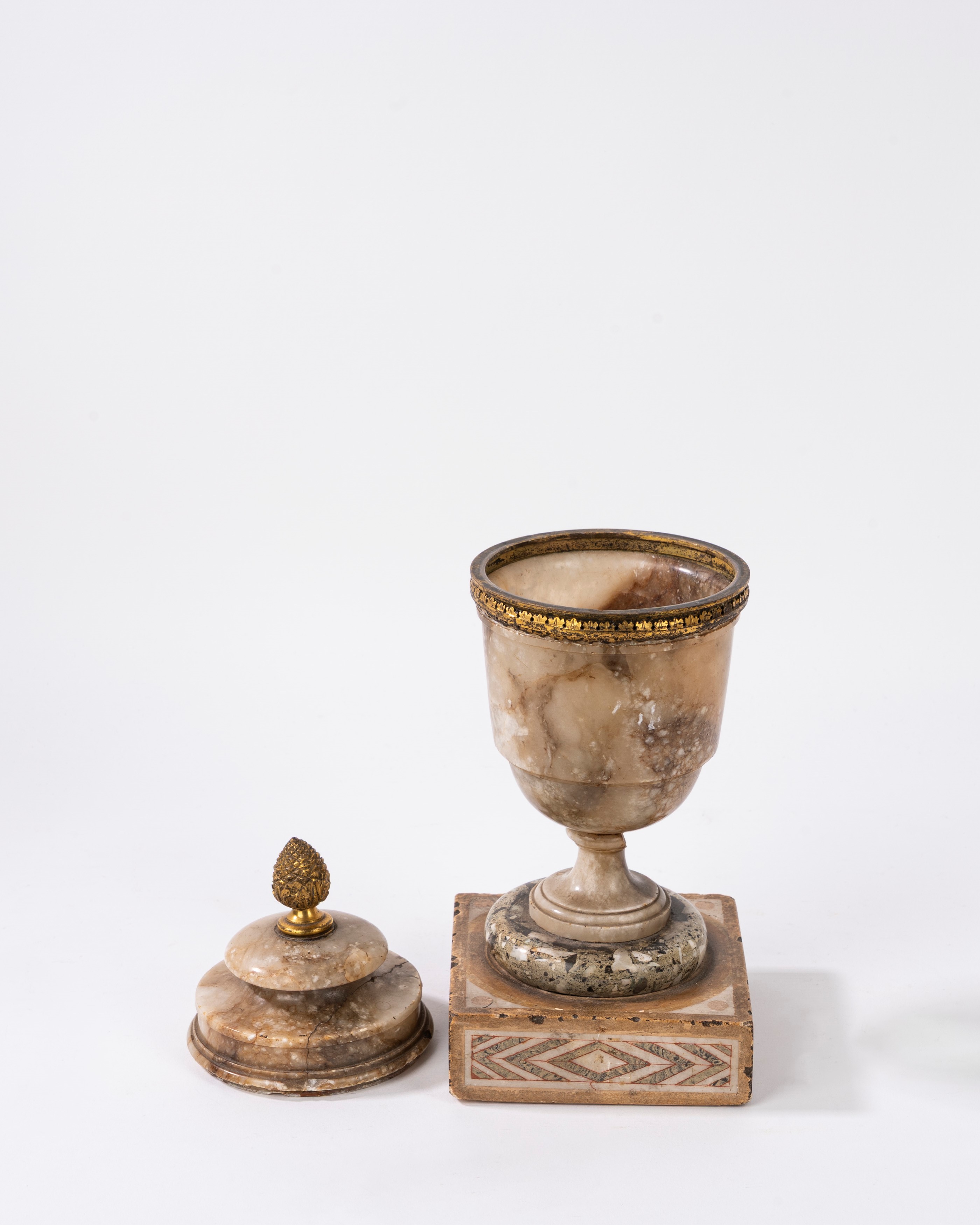 Vaso in alabastro con coperchio, finiture in bronzo dorato, inizi XIX secolo