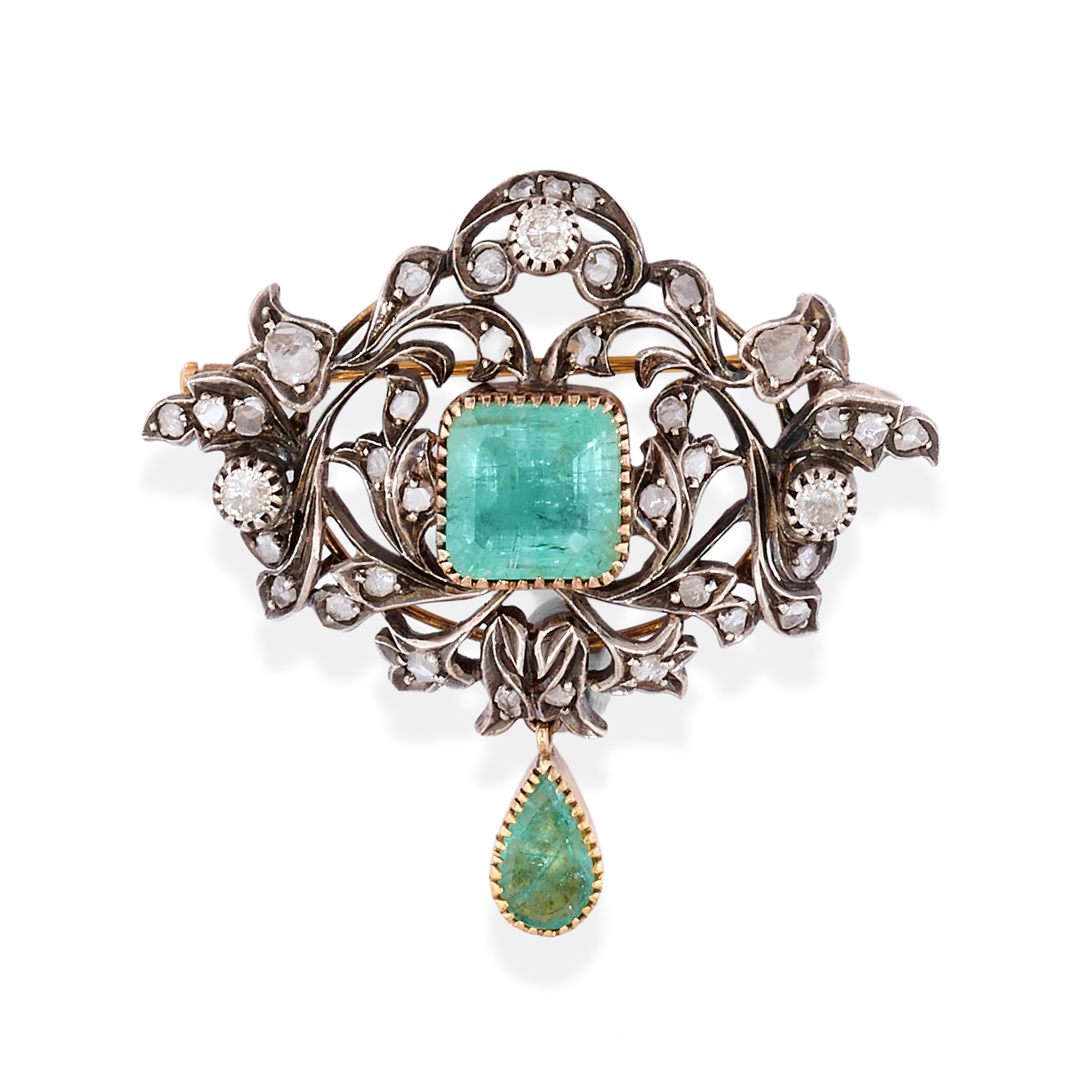 Tre spille con smeraldi