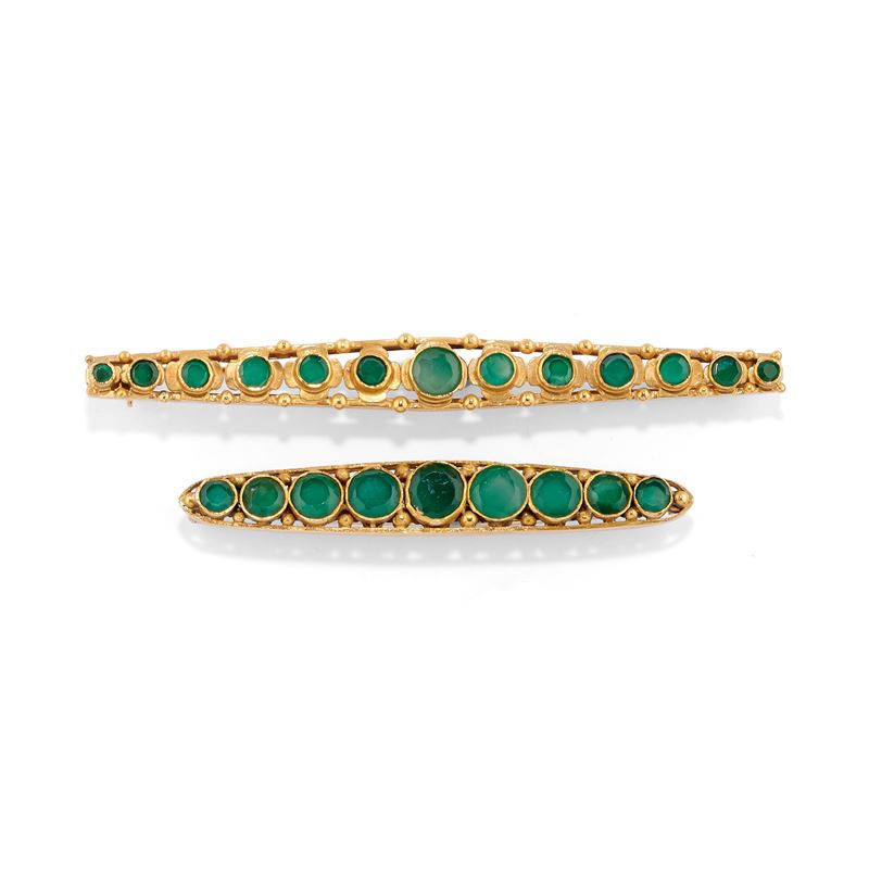 Due spille con pietre verdi