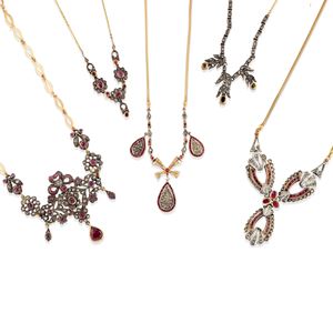 Cinque collane con pietre di colore