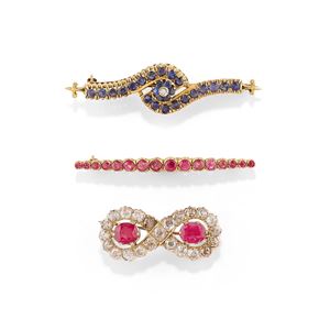 Tre spille con pietre di colore