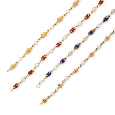 Quattro bracciali in oro giallo 18k con perle e smalto