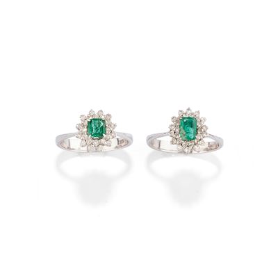 Due anelli in oro bianco 18k con smeraldi e diamanti