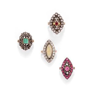 Quattro anelli con pietre di colore