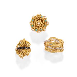 Tre anelli con pietre di colore