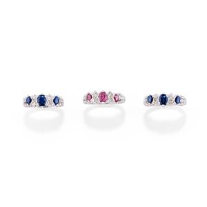 Tre anelli con pietre di colore