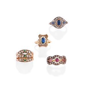 Quattro anelli con pietre di colore