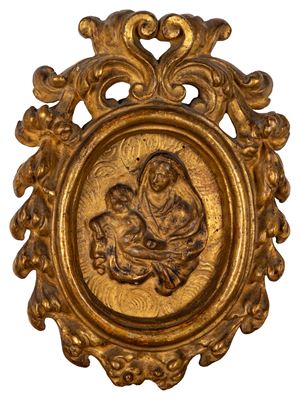 Bassorilievo raffigurante Madonna con Bambino entro cornice lignea intagliata e dorata, secolo XVIII