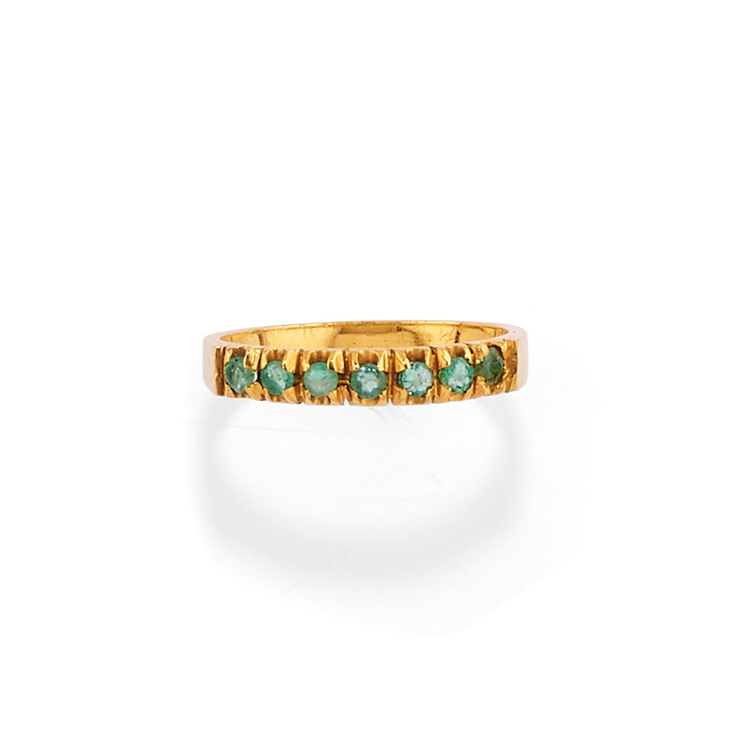 Cinque anelli in oro giallo 18k con zaffiri, rubini, smeraldi e diamanti