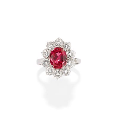 Anello con rubino, oro bianco 18k, diamanti