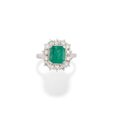 Anello con smeraldo e diamanti, oro bianco 18k